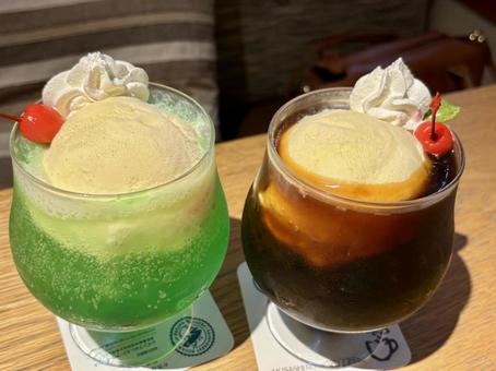 メロンクリームソーダーとコーヒーフロート メロンクリームソーダーとコーヒーフロートの写真
