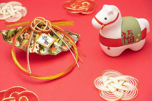 赤背景の迎春飾りと馬置物 迎春,馬,白馬の写真素材