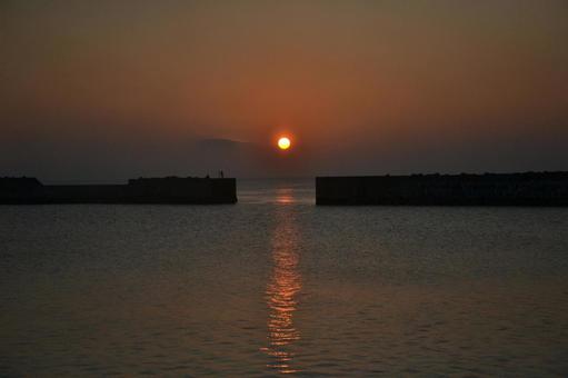 波照間島の海に沈む夕陽 波照間島の海に沈む夕陽の写真