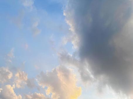 雲多めの夕空 雲多めの夕空の写真
