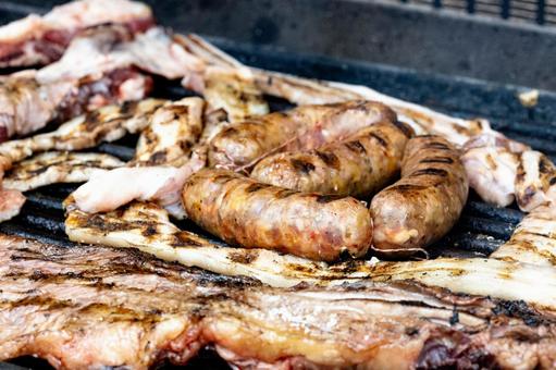 焼いている途中のソーセージや肉 肉,ソーセージ,焼くの写真素材