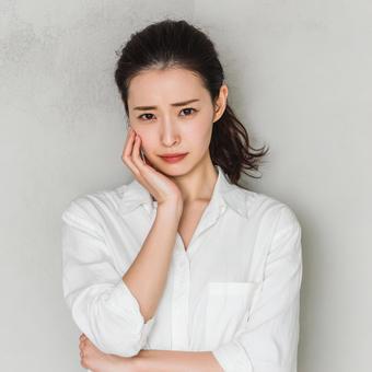 不安げな表情のクローズアップ 不安げな表情のクローズアップの写真