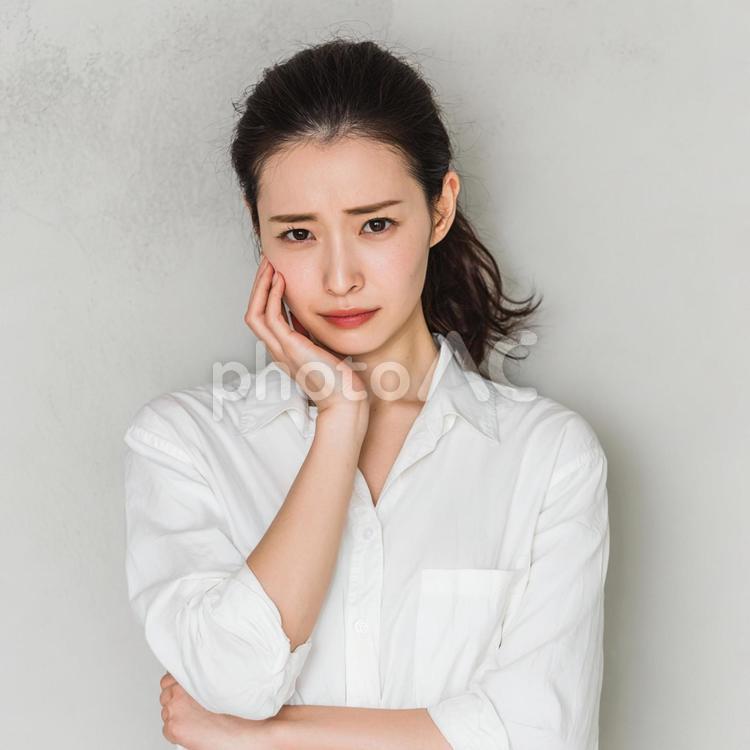 不安げな表情のクローズアップ 女性,日本人,若い女性の写真素材