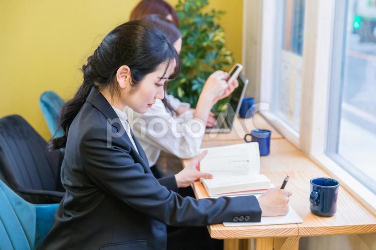 カフェの窓際カウンター席にいる女性（勉強） 勉強,スキルアップ,知識の写真素材