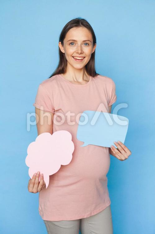 笑顔で吹き出しを持っている女性 女性,人物,ピンクの写真素材