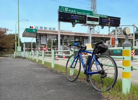 猿投グリーンロード料金所と自転車 猿投グリーンロード,八草,料金所の写真素材