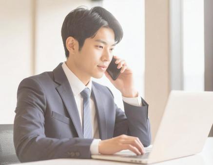 仕事をする男性 仕事をする男性の写真
