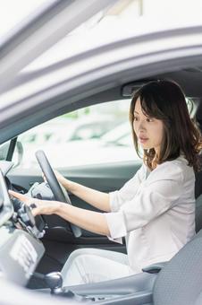 カーナビを操作する若い女性 出社,車両,通勤の写真素材
