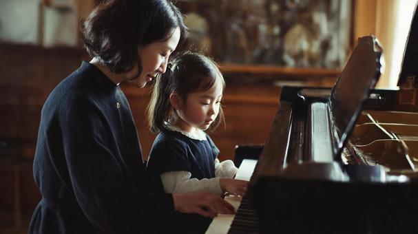 ピアノを習う女の子2の写真