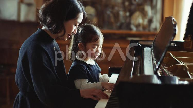 ピアノを習う女の子2 ピアノ,ピアノ教室,習い事の写真素材