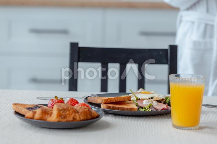 朝食とオレンジジュース 朝食,テーブル,並ぶの写真素材