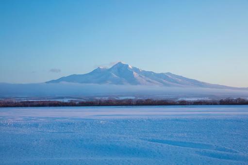 夕暮れの斜里岳と雪原 夕暮れの斜里岳と雪原の写真