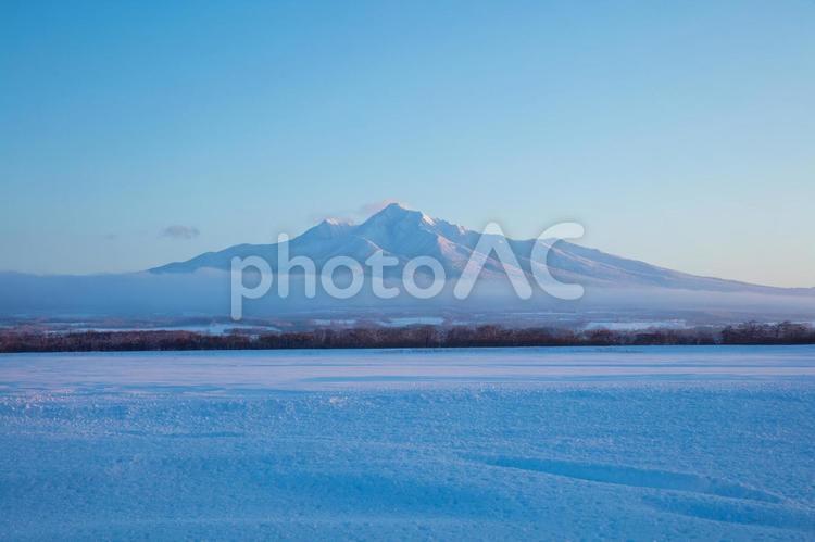 夕暮れの斜里岳と雪原 斜里岳,青空,雪山の写真素材