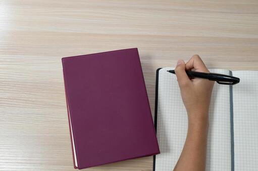 ノートにペンで書き込みをする手元 書く,ノート,ペンの写真素材