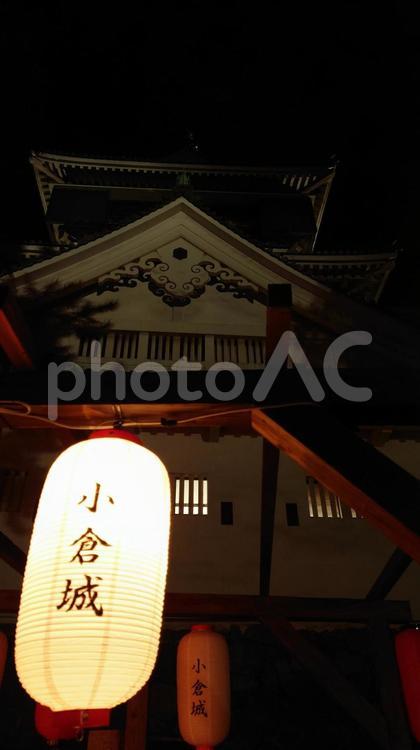 暗闇を照らす提灯と浮かび上がる小倉城 ちょうちん,風景,観光の写真素材