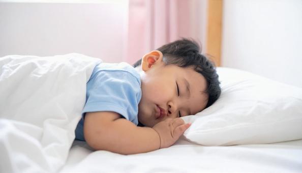 お昼寝する日本人の男の子の横顔 お昼寝する日本人の男の子の横顔の写真