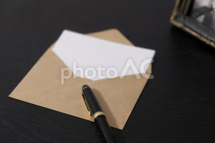 万年筆で綴る手紙のひととき 手紙,万年筆,封筒の写真素材