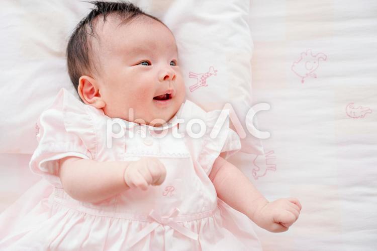 ピンクの服の赤ちゃん(その１) 赤ちゃん,家族,日本人の写真素材