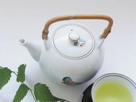 急須と湯呑み 陶器 日本のイメージ 急須と湯呑み 陶器 日本のイメージの写真