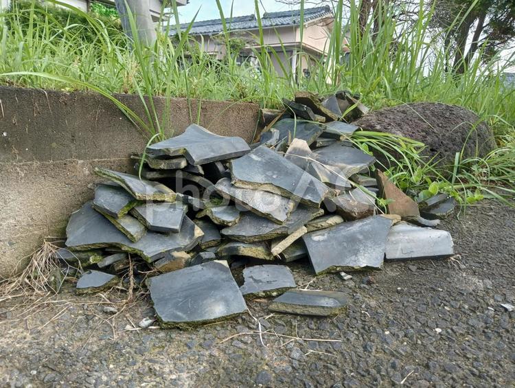 割れた瓦 瓦,割れ物,瓦礫の写真素材