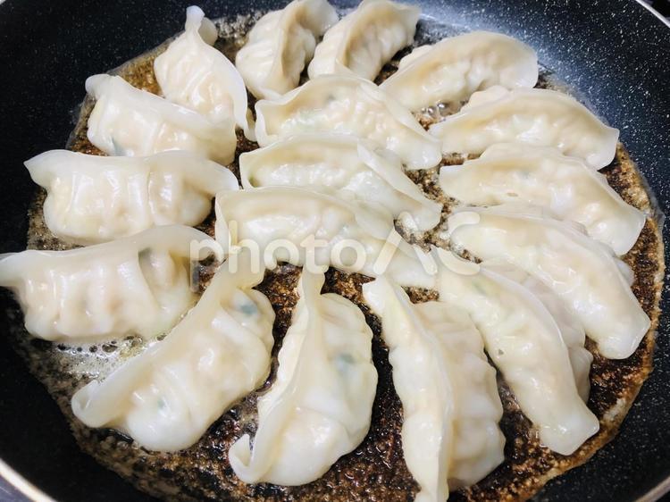 フライパンの中で焼きあがった冷凍餃子 餃子,フライパン,冷凍の写真素材