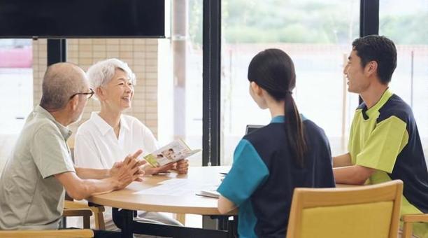 介護施設の説明を受けるアジア人高齢者 介護施設の説明を受けるアジア人高齢者 高齢者,介護施設,説明の写真素材
