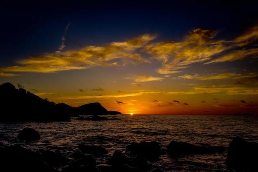 <素材>秋の暗い海へ沈む太陽 <素材>秋の暗い海へ沈む太陽 海,サンセット,夕方の写真素材