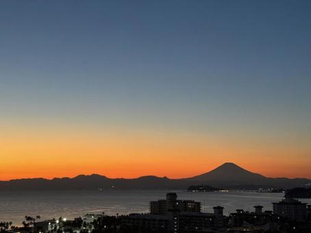 湘南から見た夕暮れ時の富士 湘南から見た夕暮れ時の富士の写真