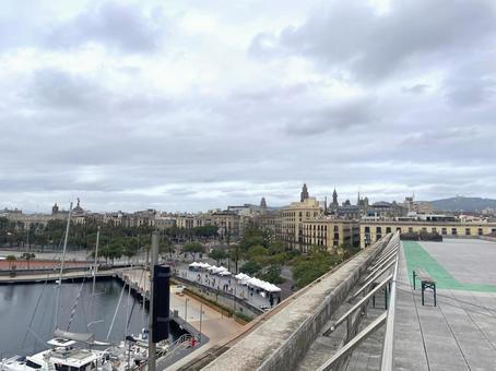 歴史博物館からティビダボ山を望む 歴史博物館からティビダボ山を望む バルセロナ,スペイン,カタルーニャの写真素材