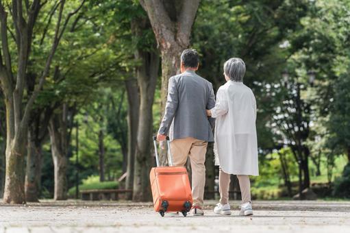 旅行する・歩く高齢者夫婦の後ろ姿 高齢者,旅行,健康寿命の写真素材