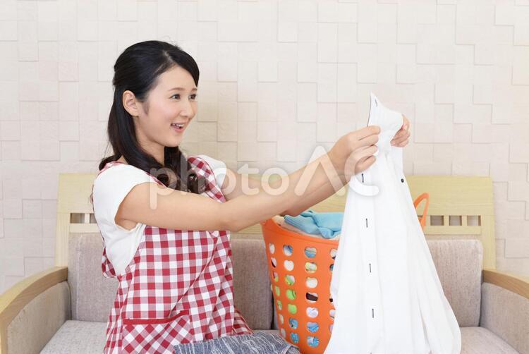 洗濯物を片付ける女性 女性,主婦,母親の写真素材