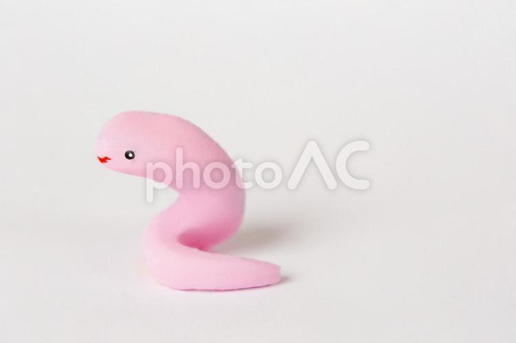 横向きのピンクの蛇 蛇,クレイアート,動物の写真素材