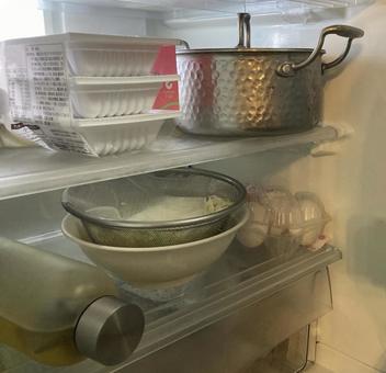 夏の時期の冷蔵庫の中 夏の時期の冷蔵庫の中 冷蔵庫,鍋,水筒の写真素材