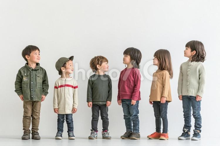 背比べをする子供たち 背比べ,子供,幼児の写真素材