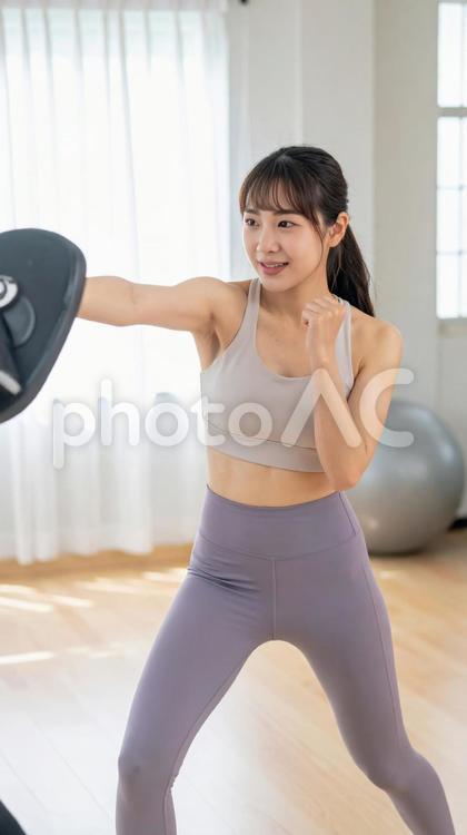 ジムでボクササイズをする若い女性 ボクササイズ,女性,ボクサーの写真素材