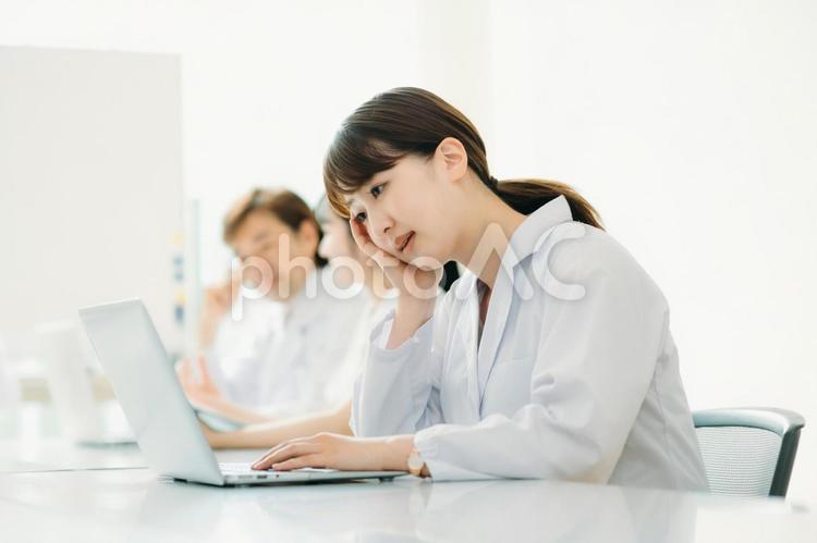 白衣を着た女性（困る） 医療,悩む,医者の写真素材