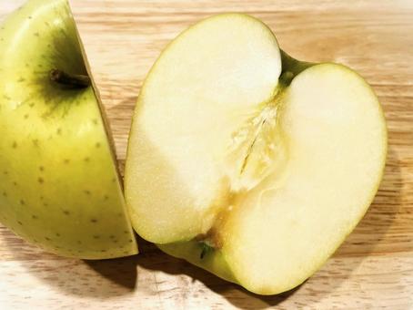 りんご（シナノゴールド）を半分にカット９ りんご,シナノゴールド,半分の写真素材