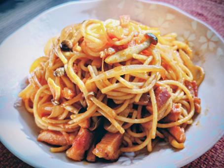 しめじとベーコンのナポリタンの写真