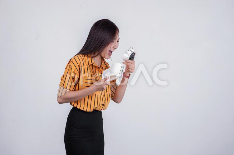 時計と女性 ベトナム人,女性,目覚まし時計の写真素材