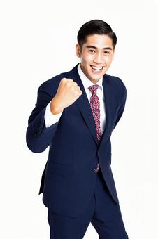 自信に満ちた笑顔のビジネスマンの写真
