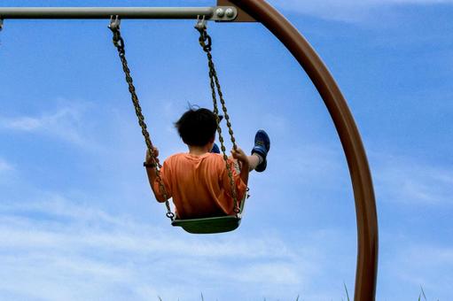 <素材>大空にブランコで舞い上がる少年 <素材>大空にブランコで舞い上がる少年 子供,ブランコ,空の写真素材