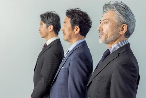 横向きのミドルエイジ男性ビジネスパーソン 横向きのミドルエイジ男性ビジネスパーソン エグゼクティブ,横顔,横向きの写真素材