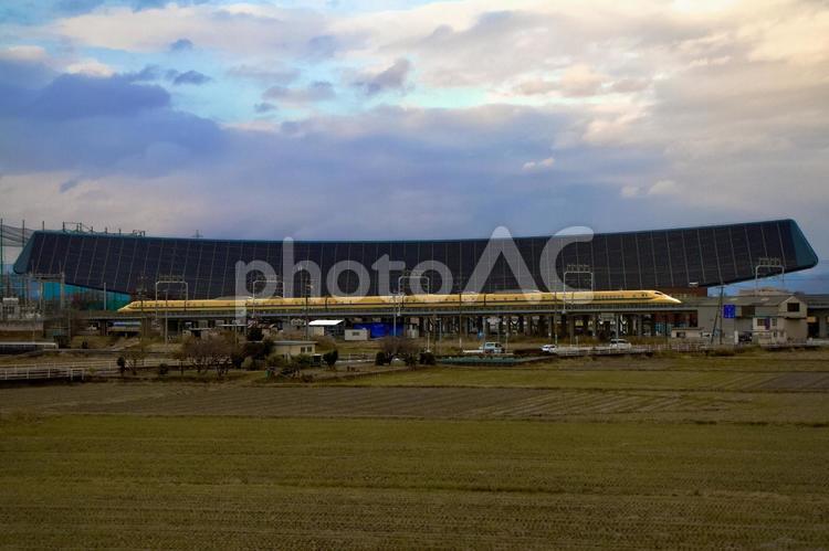 ソーラーアークドクターイエロー 東海道新幹線,新幹線,ドクターイエローの写真素材