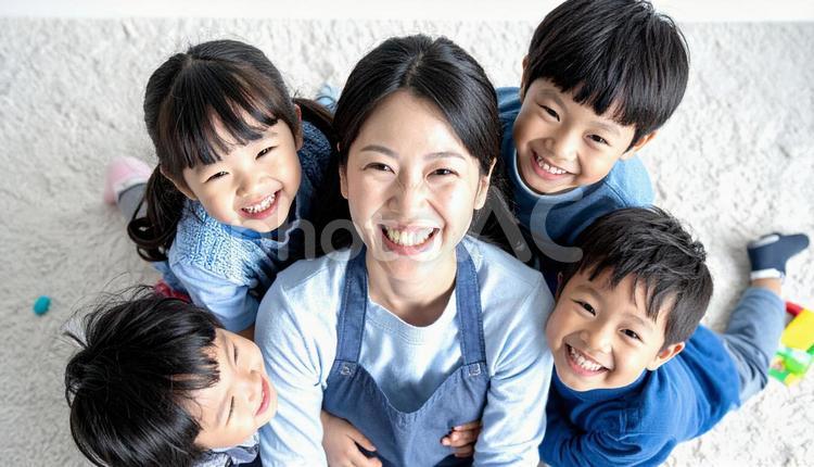 保育園で子供と遊ぶ笑顔の保育士の女性 保育士,女の子,子供の写真素材
