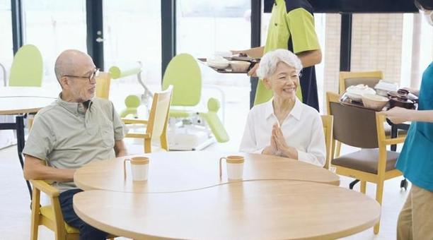 介護施設で食事を待つ高齢者 介護施設で食事を待つ高齢者 介護施設,食事,待つの写真素材