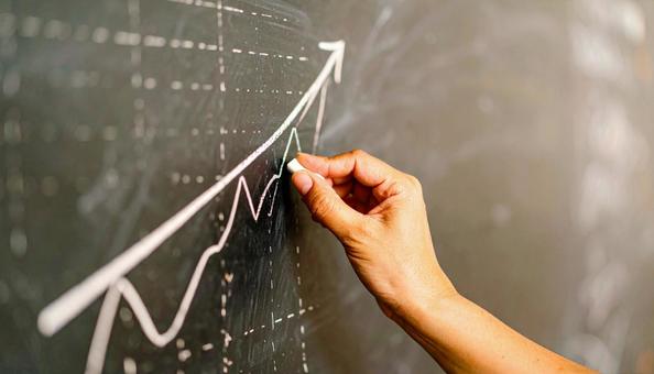 黒板に描かれた右肩上がりのグラフを書く 黒板に描かれた右肩上がりのグラフを書くの写真