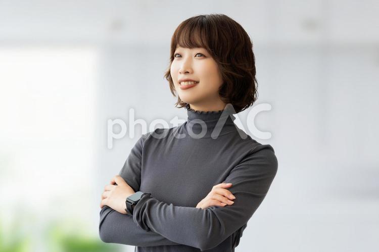 腕を組んで微笑むビジネスウーマン 女性,ビジネス,笑顔の写真素材