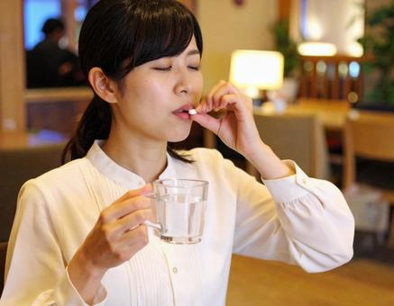 薬を飲む女性 薬を飲む女性の写真