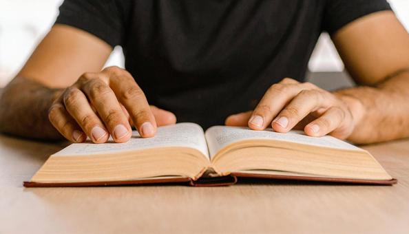 勉強する男性の手もと 勉強する男性の手もとの写真