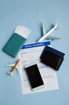 旅行の保険モチーフ　縦 契約,申請,旅行保険の写真素材
